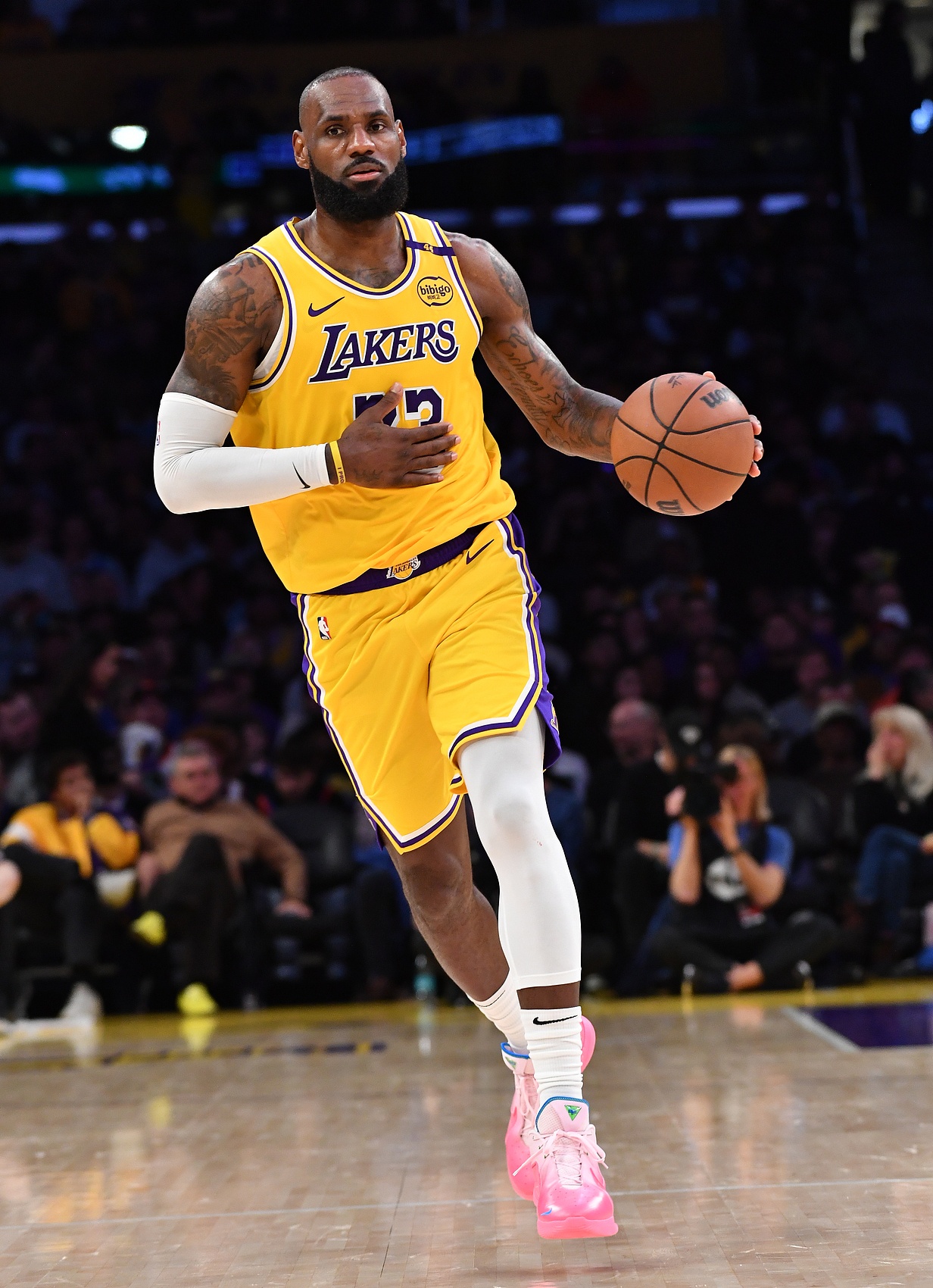  詹姆斯迎来十赛季高光表现，篮网球迷沸腾！