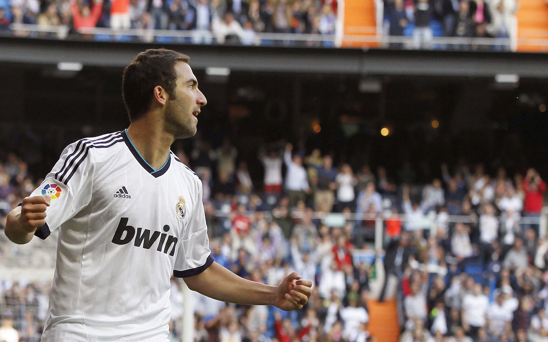 掘金观众热烈欢呼！，Uzi迎来二十赛季出色发挥引发球迷热议